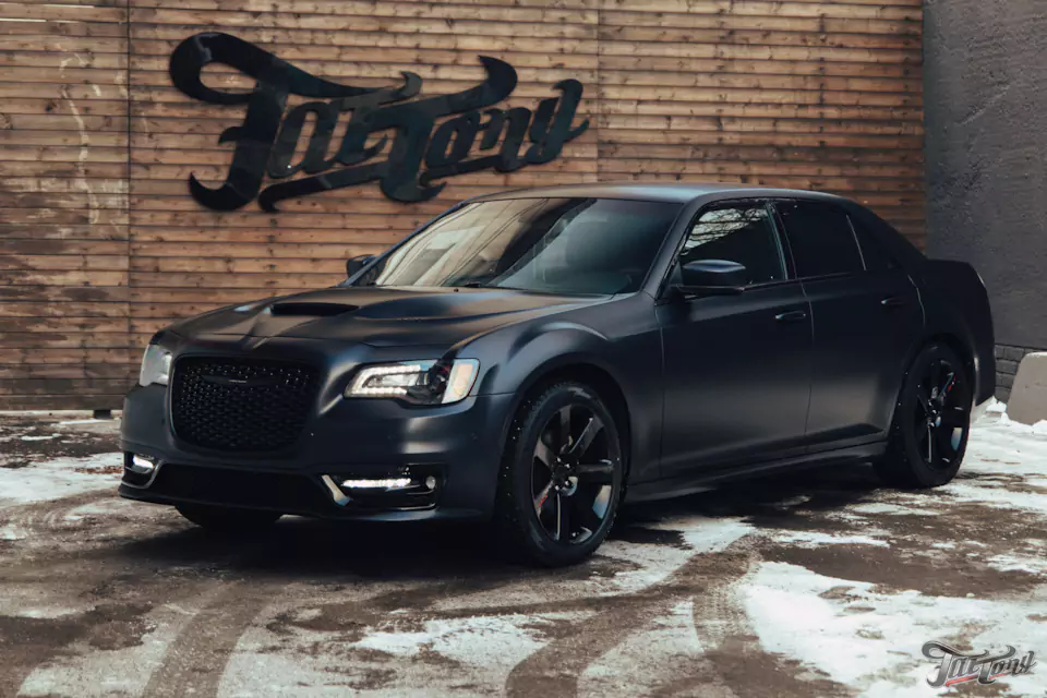 Обновленный Chrysler 300C! Кузовной ремонт и полный окрас кузова, оклейка матовым полиуретаном, комплексная шумоизоляция и сабвуферное звено, плановое ТО